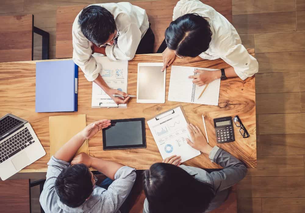 imagen equipo trabajando. Cuentanos lo que necesitas